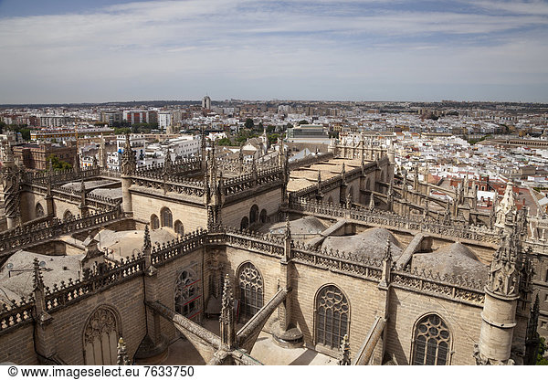 Ausblick vom Glockenturm auf die Kathedrale Santa Maria de la Sede und auf die Stadt,  Sevilla,  Andalusien,  Spanien,  Europa