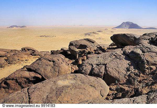 Ausblick vom Monolithen Aicha zum zweitgrößten Monolithen der Welt  Ben Amira  Region Adrar  Mauretanien  Afrika