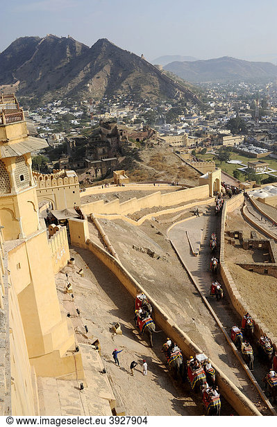Ausblick vom Palast von Amber  Amber  nahe Jaipur  Rajasthan  Nordindien  Indien  Südasien  Asien