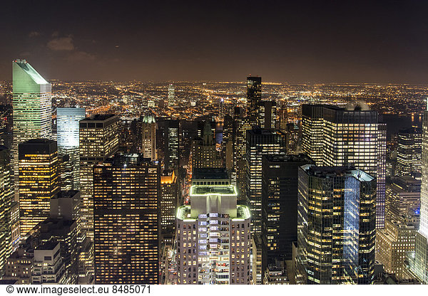 Ausblick vom Rockefeller Center bei Nacht  Manhattan  New York City  New York  USA