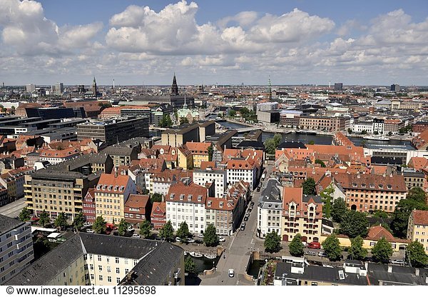 Ausblick vom Turm der Erlöserkirche  Vor Frelsers Kirke  über die Altstadt  Kopenhagen  Dänemark  Europa