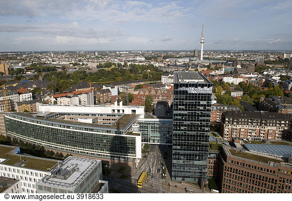 Ausblick vom Turm der St. Michaeliskirche auf die Neustadt mit Fernsehturm und Congresscentrum  Hamburg  Deutschland  Europa