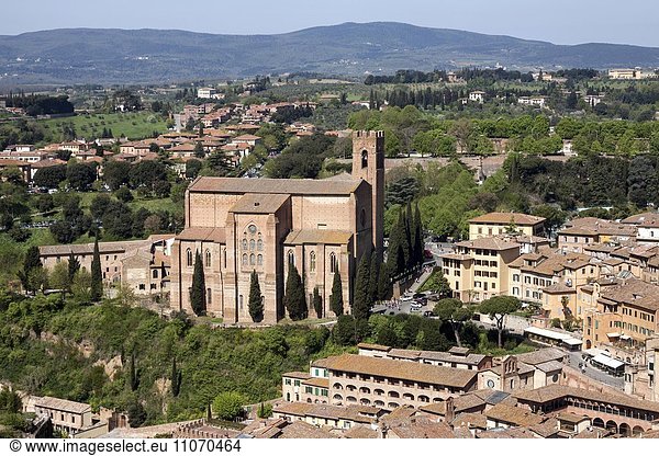 Ausblick vom Turm Torre del Mangia auf die Basilica di San Domenico  Siena  Provinz Siena  Toskana  Italien  Europa