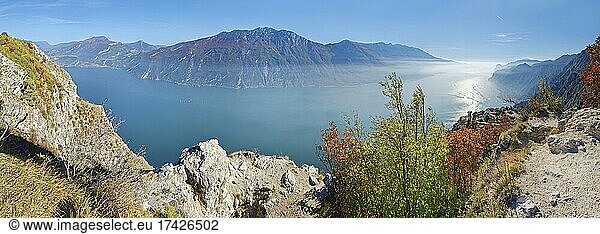 Ausblick vom westlichen Gardasee Ufer mit der Bergkette Monte Baldo  Limone Sul Garda  Brescia  Gardasee West  Lombardei  Italien  Europa