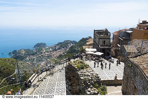 Ausblick von Burg auf Bucht mit Castelmola  Sizilien  Italien  Europa