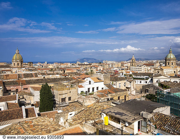 Ausblick von der Kirche SS Salvatore über die Altstadt,  links die Kirche San Giuseppe dei Teatini,  rechts die Kirche Chiesa del Gesù,  Palermo,  Sizilien,  Italien