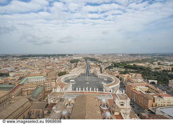 Ausblick von der Kuppel der Basilika San Pietro oder Petersdom auf den Petersplatz und Via della Conciliazione  Vatikanstaat  Vatikan  Rom  Latium  Italien  Europa