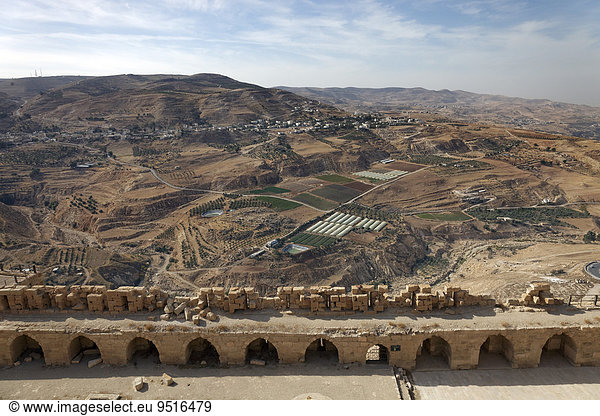 Ausblick von der Ruine der Kreuzritterburg Kerak  erbaut 1140  damals Crac des Moabites  Kerak oder Karak  Jordanien  Asien