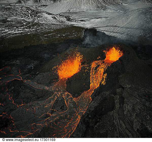 Ausbrechender vulkanischer Berg mit heißer Lava