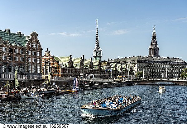 Ausflugsboot und die ehemalige B?rse B?rsen am Holmens Kanal in Kopenhagen  D?nemark  Europa | Ausflugsboot und die ehemalige B?rse B?rsen am Holmens Kanal in Kopenhagen  D?nemark  Europa.