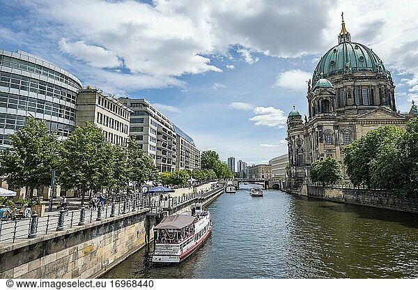 Ausflugsboote auf der Spree mit Berliner Dom  Museumsinsel  Mitte  Berlin  Deutschland  Europa