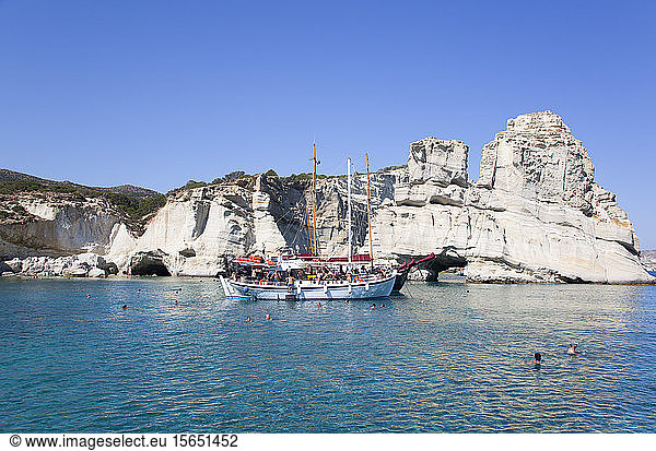 Ausflugsboote  Kleftiko-Bucht  Insel Milos  Kykladengruppe  Griechische Inseln  Griechenland  Europa