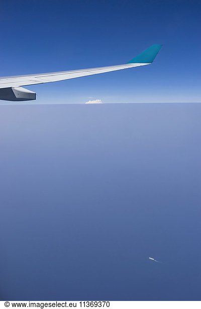 Ausgeschnittenes Bild eines Flugzeugs  das über den Oman und das Rote Meer fliegt Iran  Oman