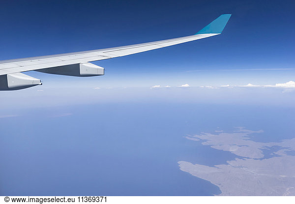 Ausgeschnittenes Bild eines Flugzeugs  das über den Oman und das Rote Meer fliegt Iran  Oman