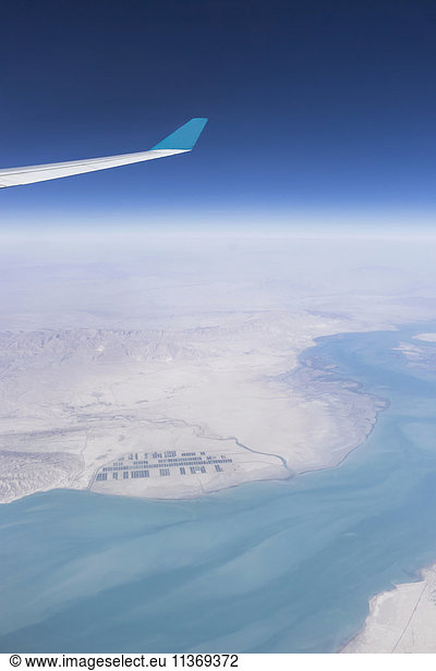 Ausgeschnittenes Bild eines Flugzeugs  das über den Oman und das Rote Meer fliegt Iran  Oman