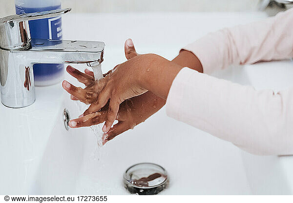Ausgeschnittenes Bild eines Mädchens beim Händewaschen zu Hause