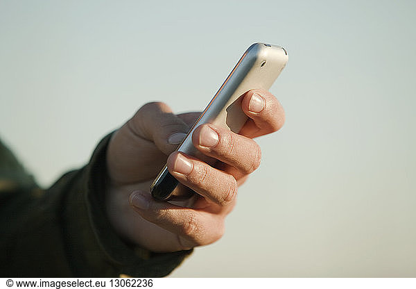 Ausgeschnittenes Bild eines Mannes bei der Benutzung eines Mobiltelefons