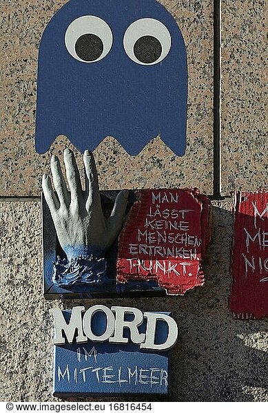 Ausgestreckte Hand und Schrift Mord im Mittelmeer  Seenotrettung von Flüchtlingen  3D-Kunstobjekt an einer Mauer  Open-Air-Galerie Flingern  Düsseldorf  Nordrhein-Westfalen  Deutschland  Europa