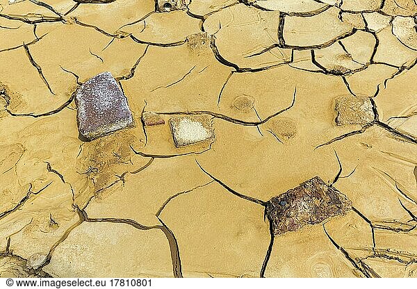 Ausgetrockneter Boden und Steine  Trockenrisse nach Überschwemmung  Dürre  Klimawandel  Andalusien  Spanien  Europa