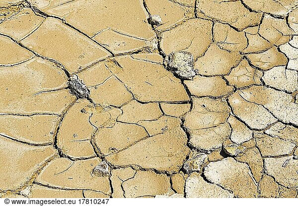 Ausgetrockneter Boden und Steine  Trockenrisse nach Überschwemmung  formatfüllend  Dürre  Klimawandel  Andalusien  Spanien  Europa