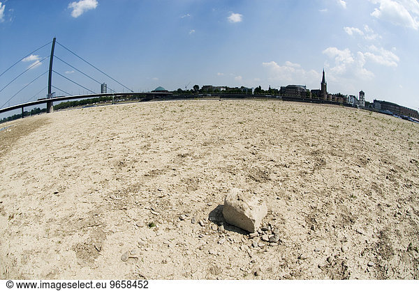 Ausgetrocknetes Rheinufer gegenüber der historischen Altstadt in Düsseldorf  Nordrhein-Westfalen  Deutschland  Europa