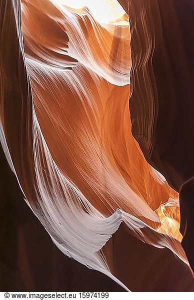 Ausgewaschener Sandstein in verschiedenen Rottönen  Geologie  Moenkopi-Formation  Slot Canyon  Upper Antelope Canyon  Navajo Nation Reservation  bei Page  Arizona  USA  Nordamerika