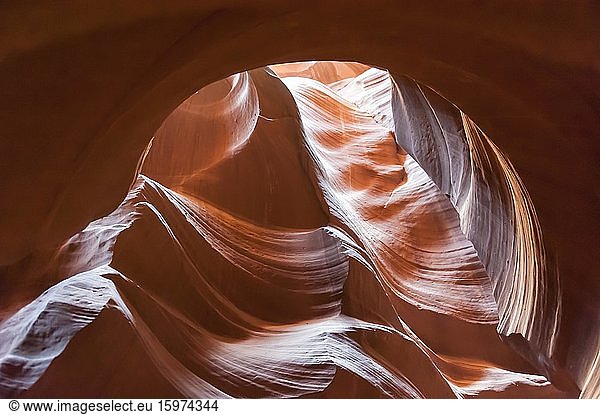 Ausgewaschener Sandstein in verschiedenen Rottönen  Geologie  Moenkopi-Formation  Slot Canyon  Upper Antelope Canyon  Navajo Nation Reservation  bei Page  Arizona  USA  Nordamerika