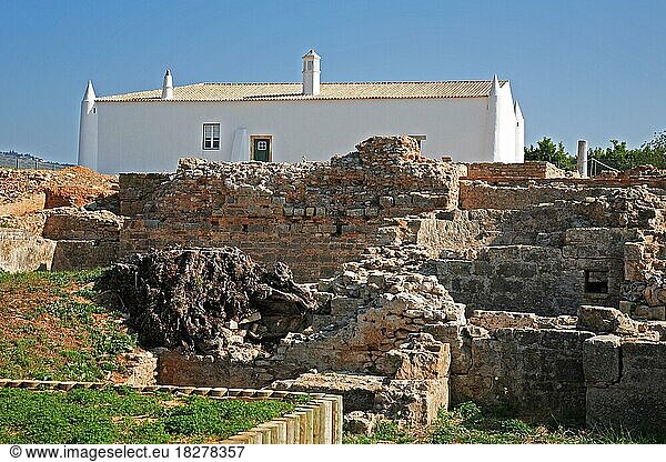 Ausgrabung  Wohnanlage von Milreu  Blickrichtung von Südwest nach Nordost  im Hintergrund der Gutshof  Algarve  Portugal  Europa