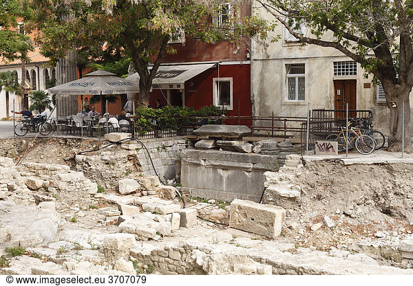 Ausgrabungen auf Platz der fünf Brunnen  Trg pet bunara  Altstadt Zadar  Dalmatien  Kroatien  Europa