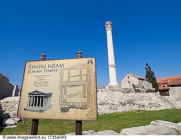 Ausgrabungen  Hinweistafel und Reste eines römischen Tempels  Nin  Dalmatien  Kroatien  Europa