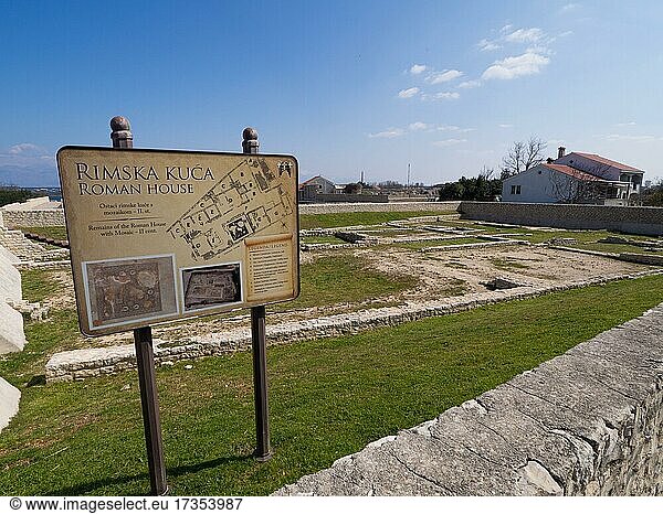 Ausgrabungen  Hinweistafel und Ruinen eines römischen Hauses aus dem 2. Jhdt. n.Chr.  Nin  Dalmatien  Kroatien  Europa