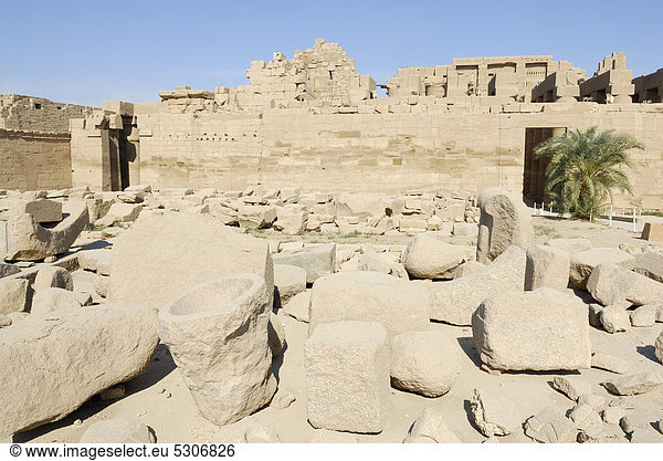 Ausgrabungsreste Karnak-Tempel Luxor Niltal Ägypten Afrika