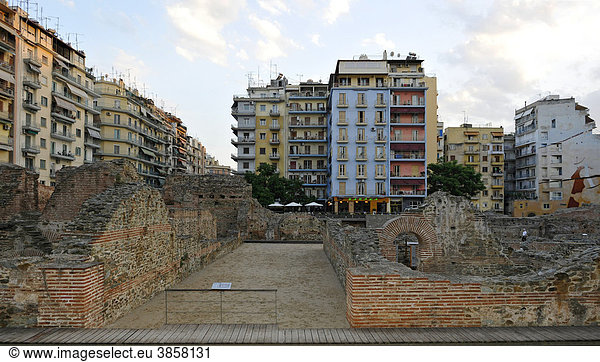 Ausgrabungsstätte Palast des Kaiser Galerius  dahinter Wohnhäuser  Thessaloniki  Chalkidiki  Makedonien  Griechenland  Europa