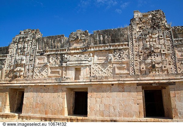 Ausgrabungsstätte Regen Mexiko Maske Maya Gott Uxmal Yucatan