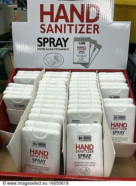 Auslage eines Handdesinfektionssprays im Taschenformat in einer CVS-Apotheke  Queens  NY.