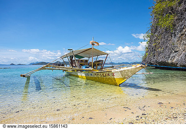 Auslegerboot am Calachuchi-Strand (Isla-Bulungan-Strand). Philippinen