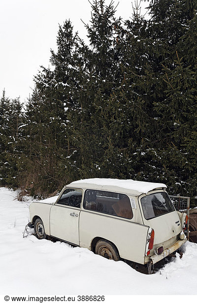 Ausrangierter Trabant 600 S  abgestellt im Schnee unter Tannen  Harz  Sachsen-Anhalt  Deutschland  Europa
