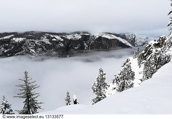 Aussicht auf Berge und Wolken im Yosemite-Nationalpark im Winter