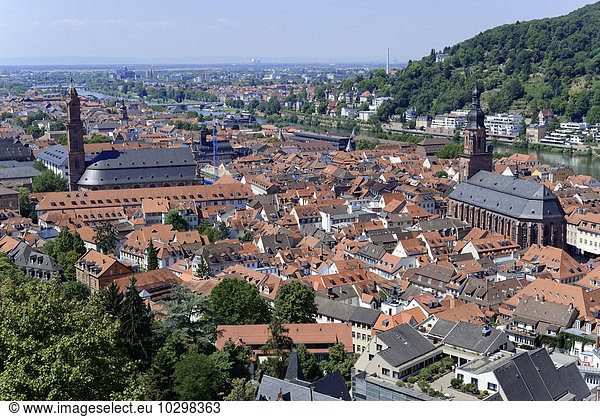 Aussicht auf die Altstadt und den Fluss Neckar Heidelberg Baden-Württemberg Deutschland Europa