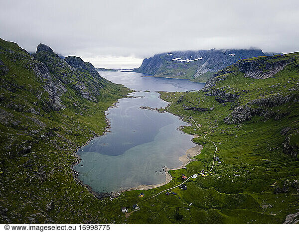 Aussicht auf einen Berg am Helvetestinden  Lofoten  Norwegen