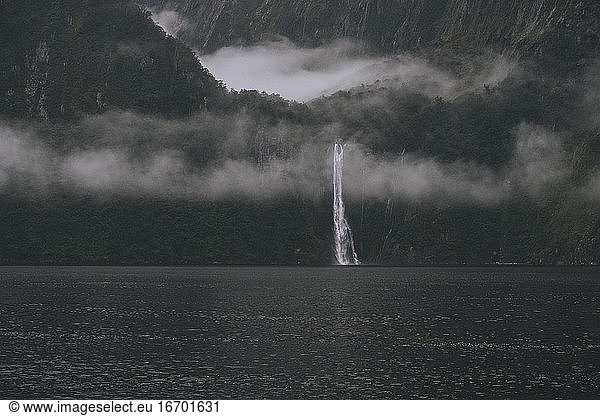 Aussicht auf einen Wasserfall und Berge am Milford Sound  Neuseeland