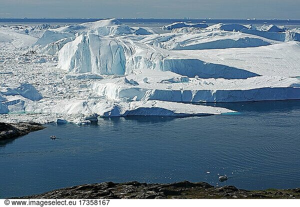 Aussicht über den Eisfjord mir Eisbergen  weite Bucht mit Eisbergen dahinter Bucht mit Eisbergen  Ilulissat  Arktis  Nordamerika  Grönland  Dänemark  Nordamerika