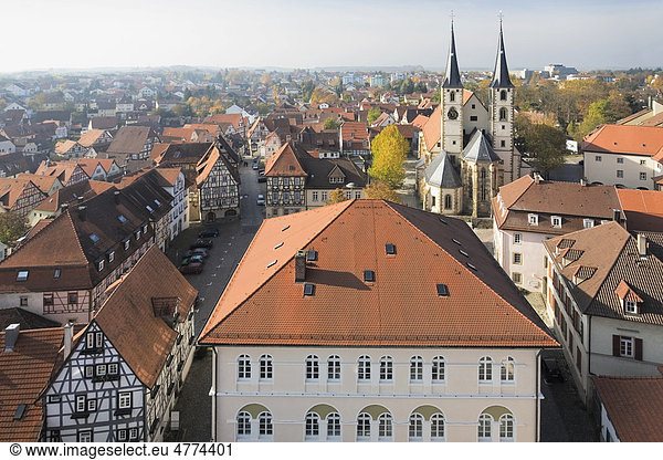 Aussicht vom Blauen Turm auf die Altstadt und die Evangelische Stadtkirche in Bad Wimpfen Baden-Württemberg Deutschland Europa