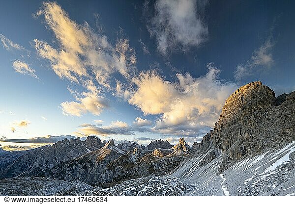 Aussicht vom Drei-Zinnen-Wanderweg  Drei-Zinnen-Hütte  Dolomiten  Südtirol  Trentino-Alto Adige  Italien  Europa
