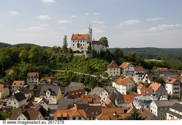 Aussicht vom Gernerfels auf die Burg und den Ort Gössweinstein  Fränkische Schweiz  Franken  Bayern  Deutschland  Europa