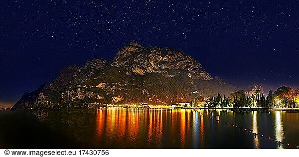 Aussichtspunkt Via Giacomo Maroni bei Nacht mit Sternenhimmel  Riva del Garda  Gardasee Nord  Trento  Trentino-Alto Adige  Italien  Europa