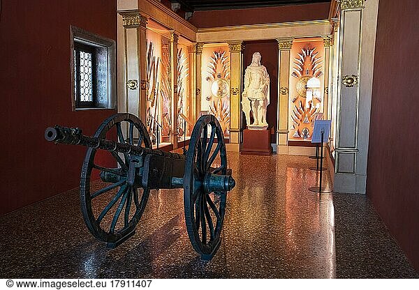 Ausstellung alter Waffen  Dogenpalast  Stadtteil San Marco  Venedig  Region Venetien  Italien  Europa