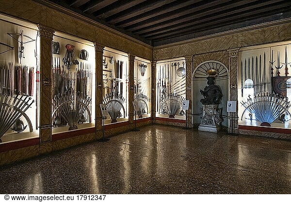 Ausstellung alter Waffen  Dogenpalast  Stadtteil San Marco  Venedig  Region Venetien  Italien  Europa