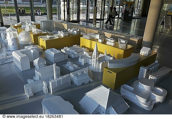 Ausstellung mit Architekturmodelllen von Düsseldorfer Gebäuden  Peter Behrens School of Arts  Hochschule Düsseldorf  HSD  Nordrhein-Westfalen  Deutschland  Europa