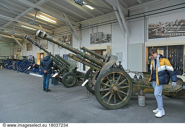 Ausstellung von Waffen in der Exerzierhalle  Zitadelle  Spandau  Berlin  Deutschland  Europa